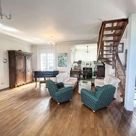 Maison Mitoyenne En Front De Avec Jardin, Centre De Jullouville, Acces Direct - Fr-1-361-472