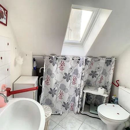 Maison Mitoyenne En Front De Avec Jardin, Centre De Jullouville, Acces Direct - Fr-1-361-472 *