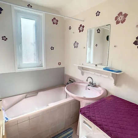 Maison Mitoyenne En Front De Avec Jardin, Centre De Jullouville, Acces Direct - Fr-1-361-472 * Jullouville-les-Pins