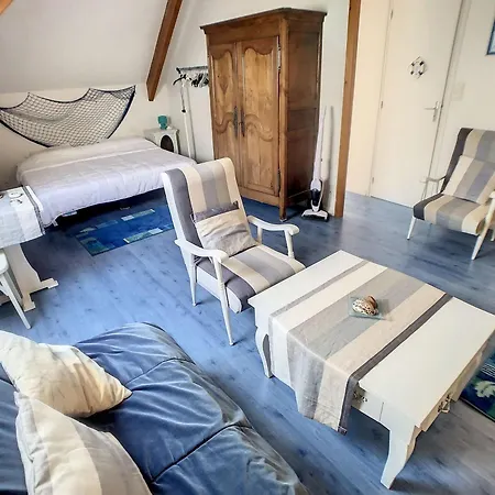 Maison Mitoyenne En Front De Avec Jardin, Centre De Jullouville, Acces Direct - Fr-1-361-472