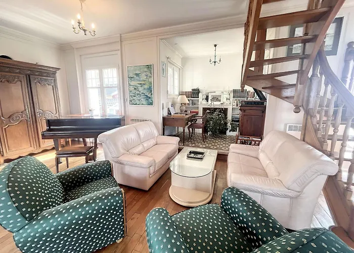 Maison Mitoyenne En Front De Avec Jardin, Centre De Jullouville, Acces Direct - Fr-1-361-472 * Jullouville-les-Pins