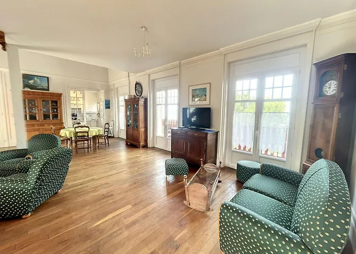 Maison Mitoyenne En Front De Avec Jardin, Centre De Jullouville, Acces Direct - Fr-1-361-472 Apartment