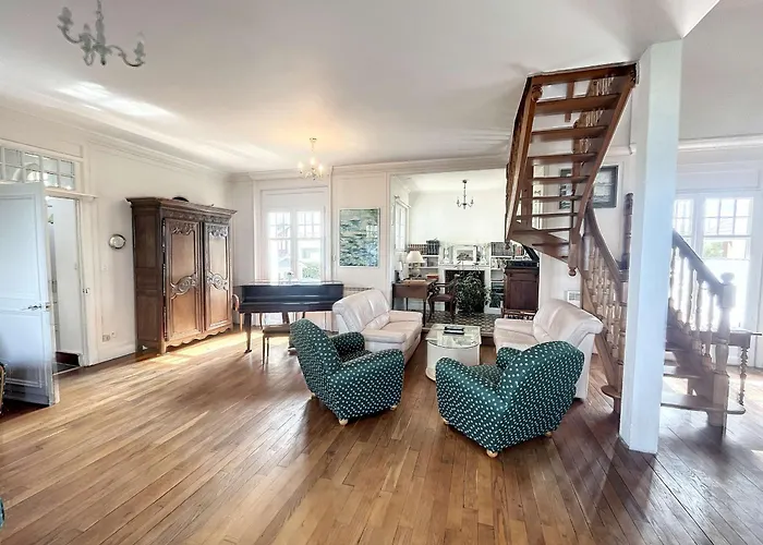 Maison Mitoyenne En Front De Avec Jardin, Centre De Jullouville, Acces Direct - Fr-1-361-472