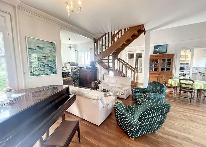 Apartment Maison Mitoyenne En Front De Avec Jardin, Centre De Jullouville, Acces Direct - Fr-1-361-472 *