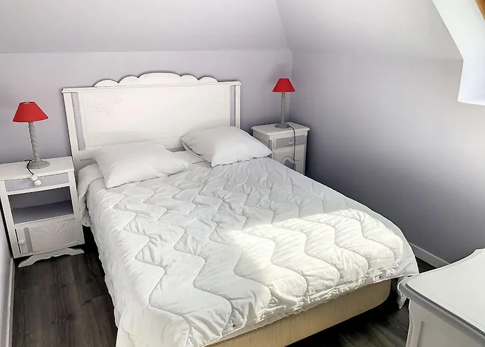 Apartment Maison Mitoyenne En Front De Avec Jardin, Centre De Jullouville, Acces Direct - Fr-1-361-472 *