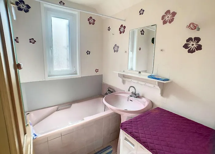 Maison Mitoyenne En Front De Avec Jardin, Centre De Jullouville, Acces Direct - Fr-1-361-472 * Jullouville-les-Pins