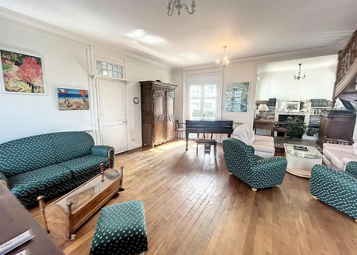 Maison Mitoyenne En Front De Avec Jardin, Centre De Jullouville, Acces Direct - Fr-1-361-472 Apartment