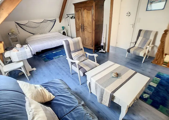 Maison Mitoyenne En Front De Avec Jardin, Centre De Jullouville, Acces Direct - Fr-1-361-472